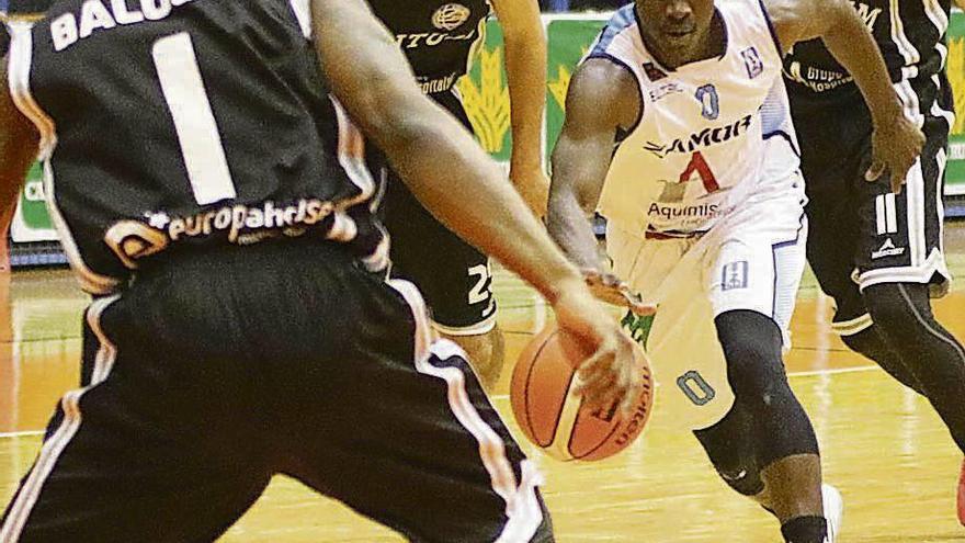 Sango Niang, con el balón, en el partido contra Lucentum Alicante.