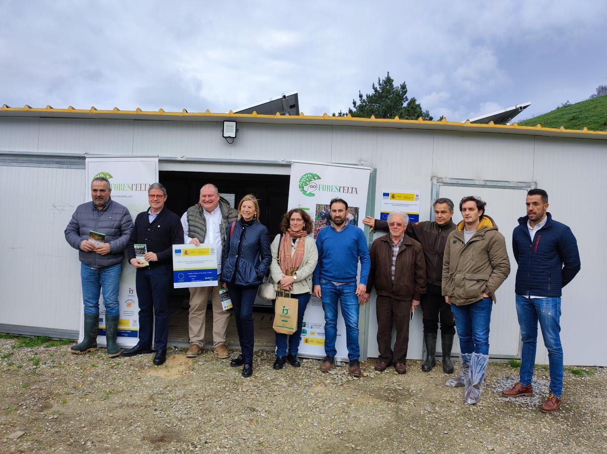 Los agentes que participan en el proyecto posando en el cebadero de Sela da Loura.