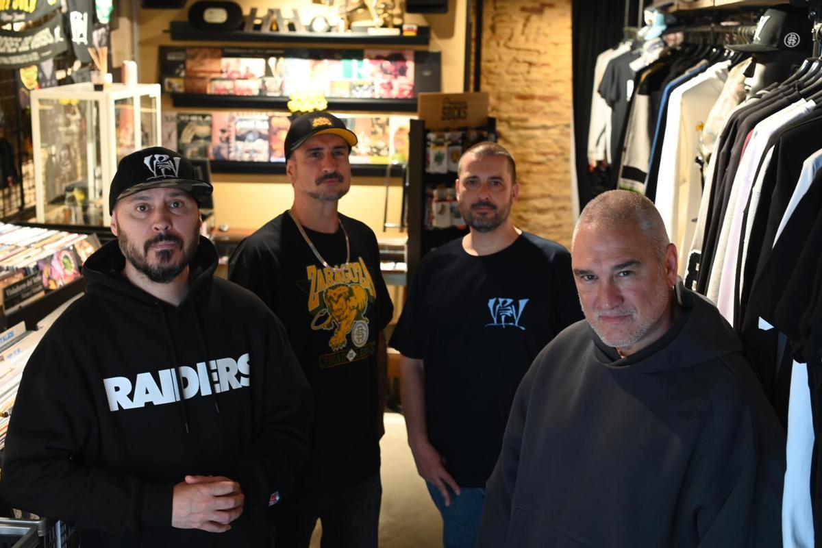 Los Violaldores del Verso inauguran su nueva tienda