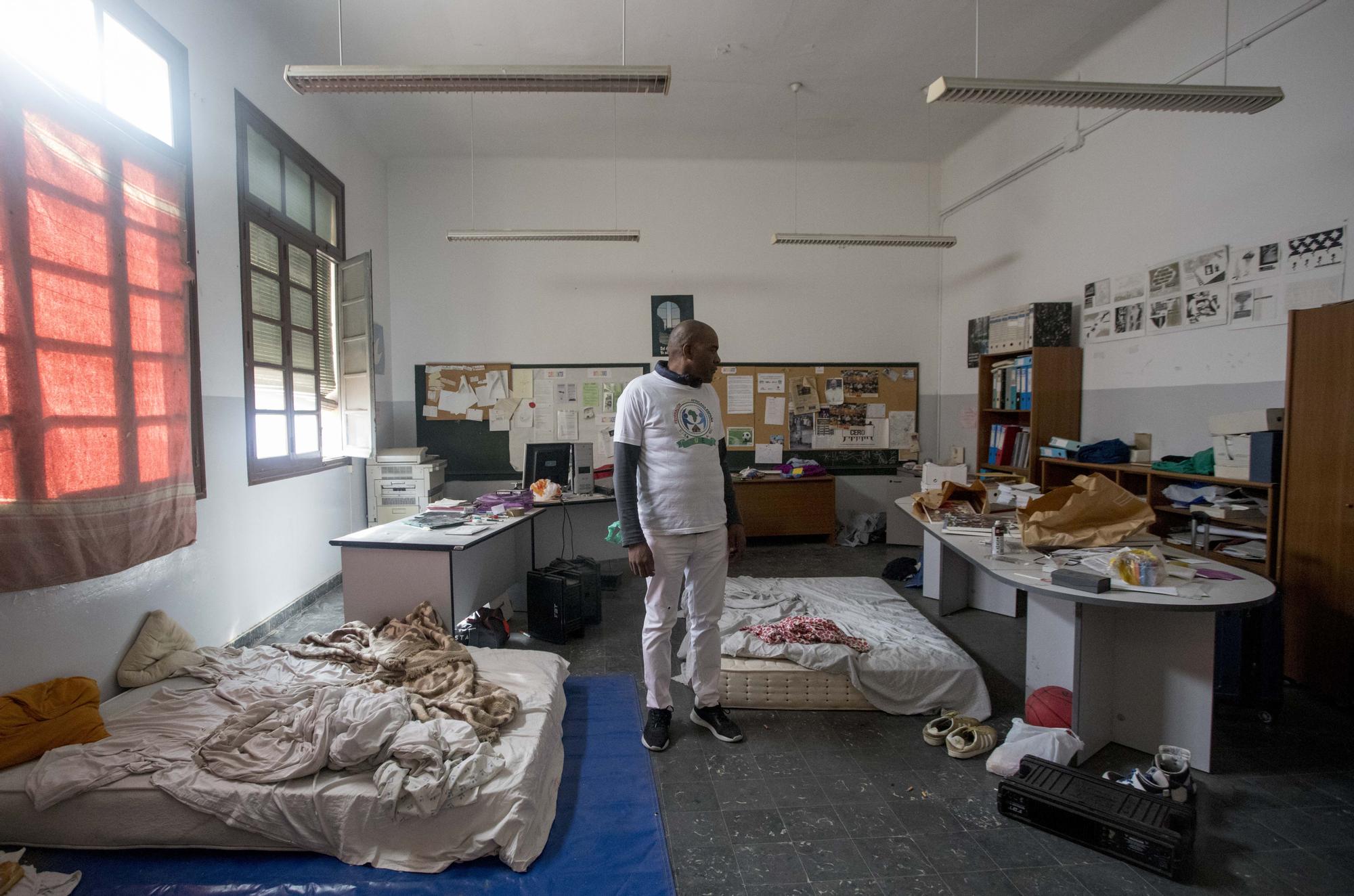 Quince migrantes africanos malviven en un colegio abandonado de València