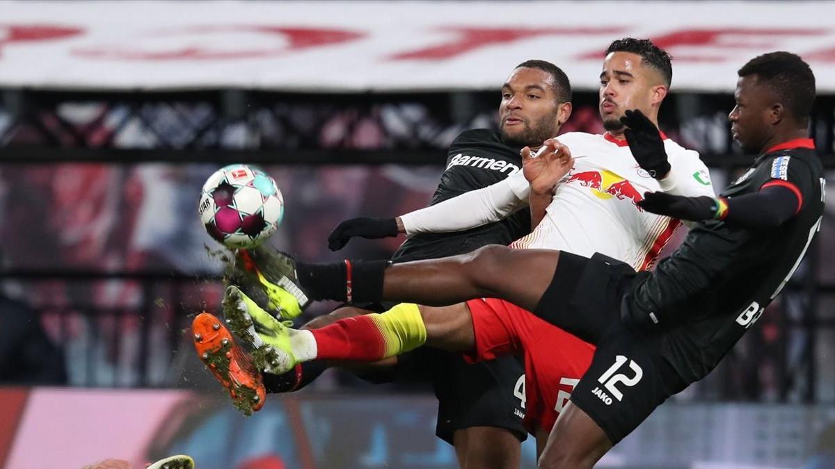 Justin Kluivert disputa un balón dividido con los jugadores del Leverkusen