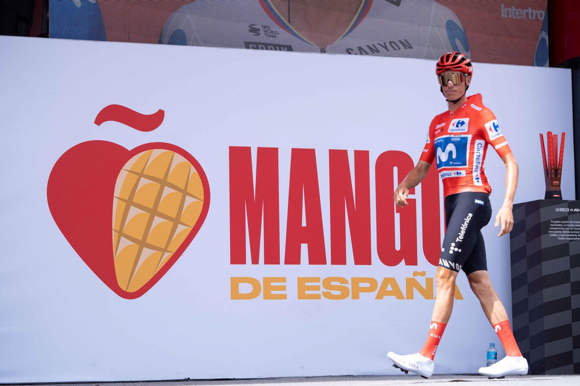 El líder de la carrera, el ciclista del equipo Movistar, Enric Más, en los prolegómenos de la etapa del viernes 11 que arrancó en Vélez-Málaga