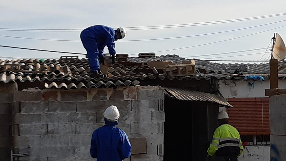 Una vez desalojada la familia se procede al derribo de la barraca.