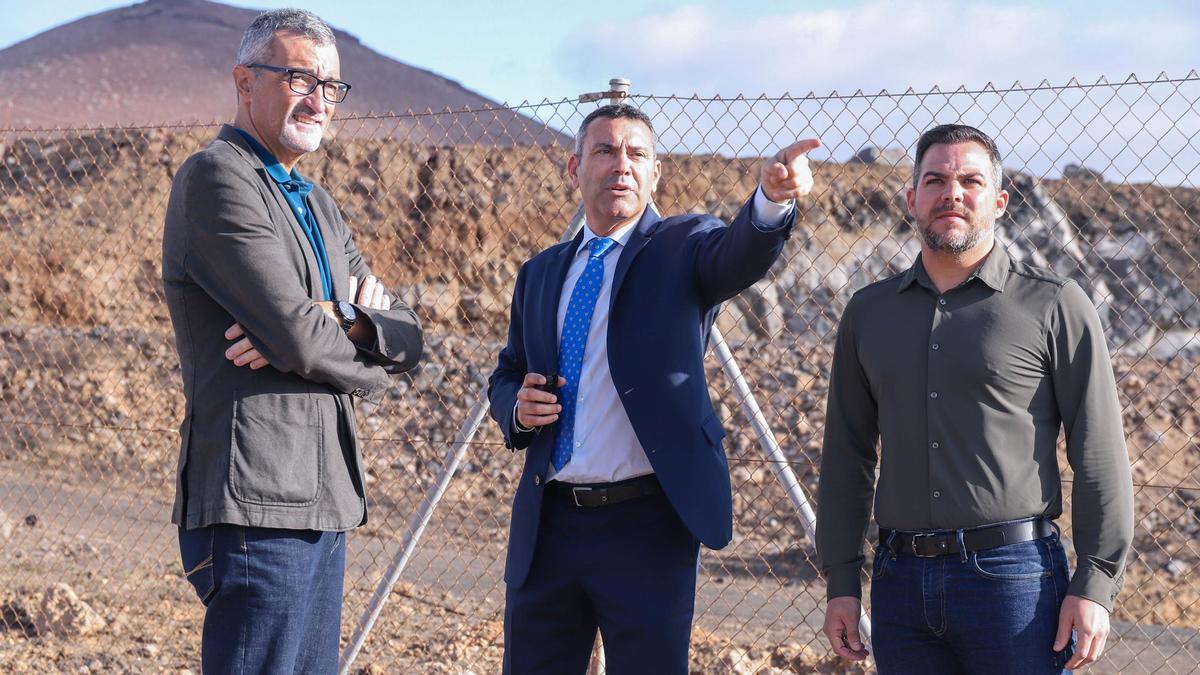 Marci Acuña (i), Oswaldo Betancort y Jacobo Medina, en los terrenos donde se construirá la residencia de mayores en Tahiche.