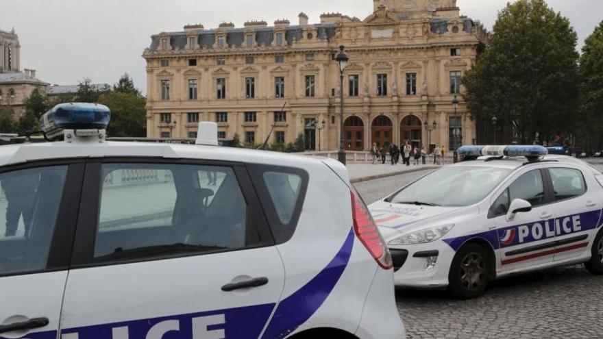 Vehicles policials prop de la seu de la Prefectura de París | Reuters