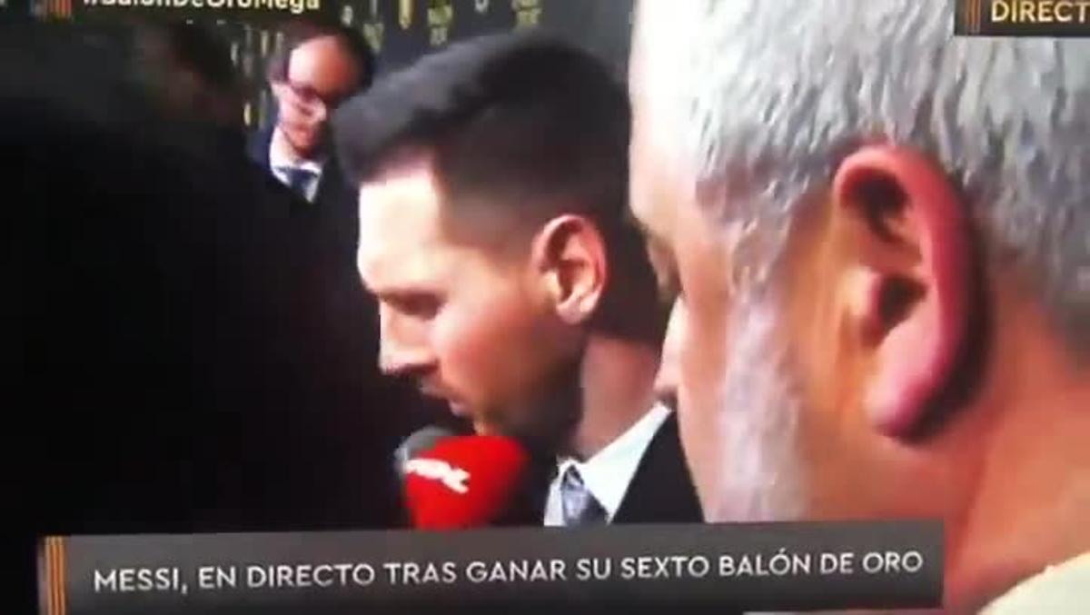 Edu Aguirre interrumpiendo a Messi mientras respondía a otros medios