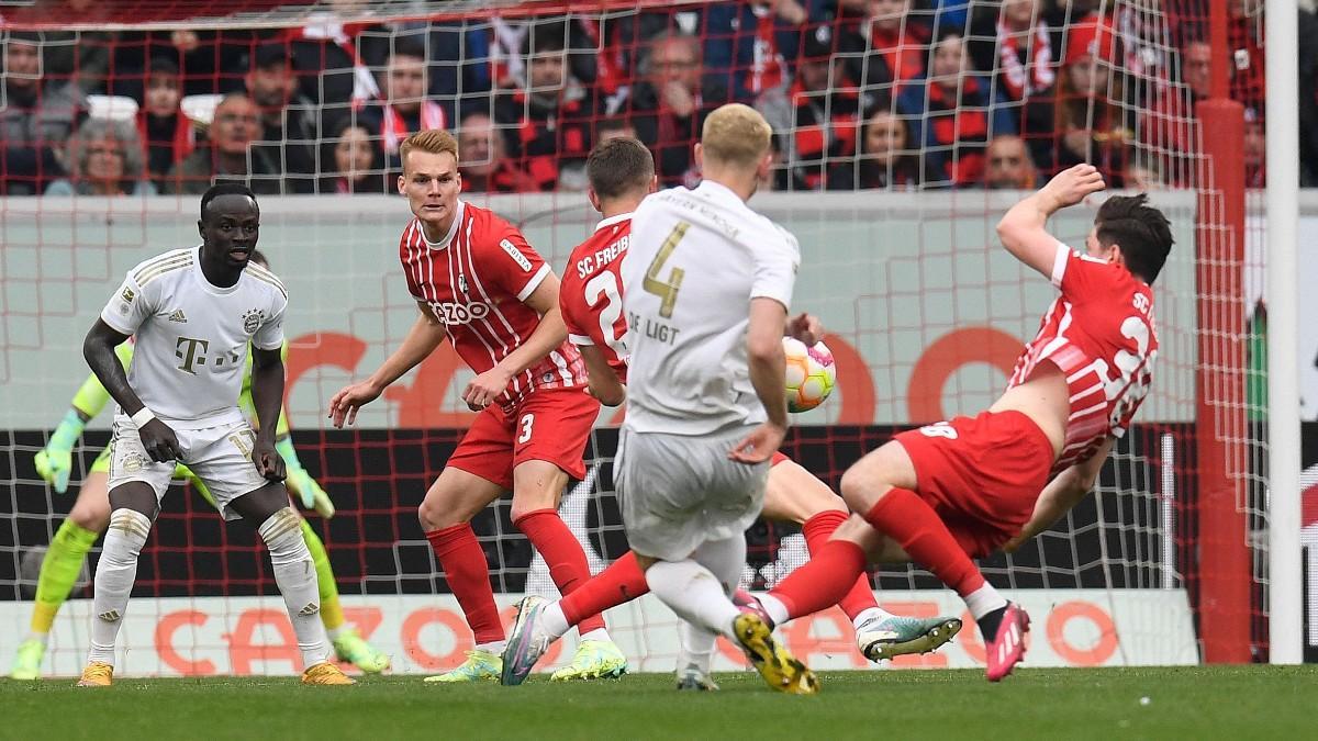 Matthijs de Ligt anotando el gol inaugural en el partido entre el Friburgo y el Bayern Múnich