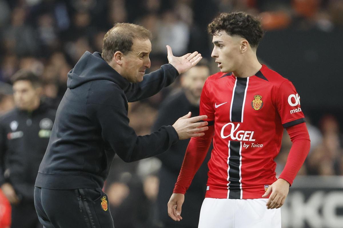 Arrasate dando indicaciones a Virgili en la banda