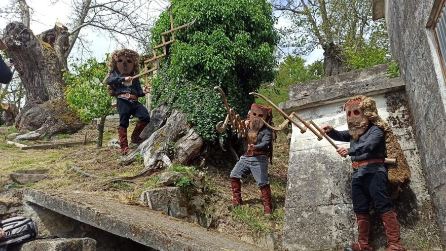 Los personajes de la mascarada alistana del Atenazador participan en unas jornadas de rituales en Galicia. | Ch. S.