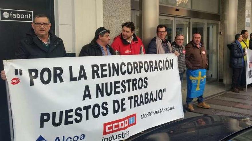 Algunos de los 34 de Montrasa, ayer, en su manifestación de Madrid.