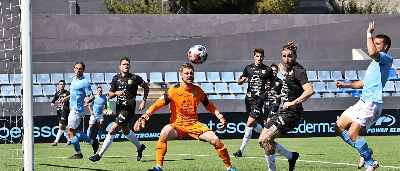 Imagen de archivo del último derbi entre la UD Ibiza y la Peña Deportiva.  | VICENT MARÍ