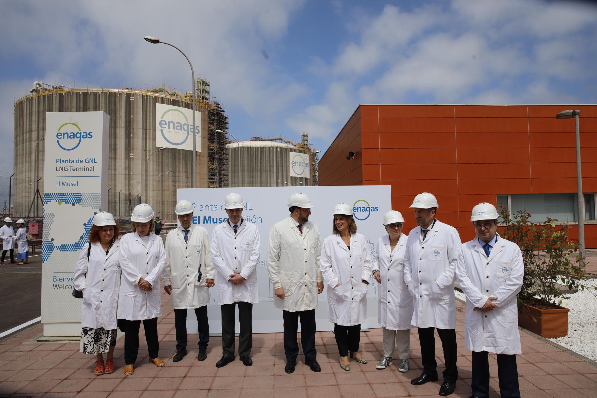 Teresa Ribera visita la planta regasificadora de El Musel