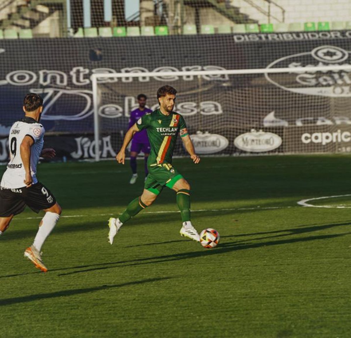 Óscar Gil conduce un balón durante el encuentro ante el Mérida.