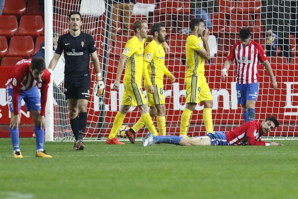 El partido entre el Real Sporting y el Cádiz, en imágenes