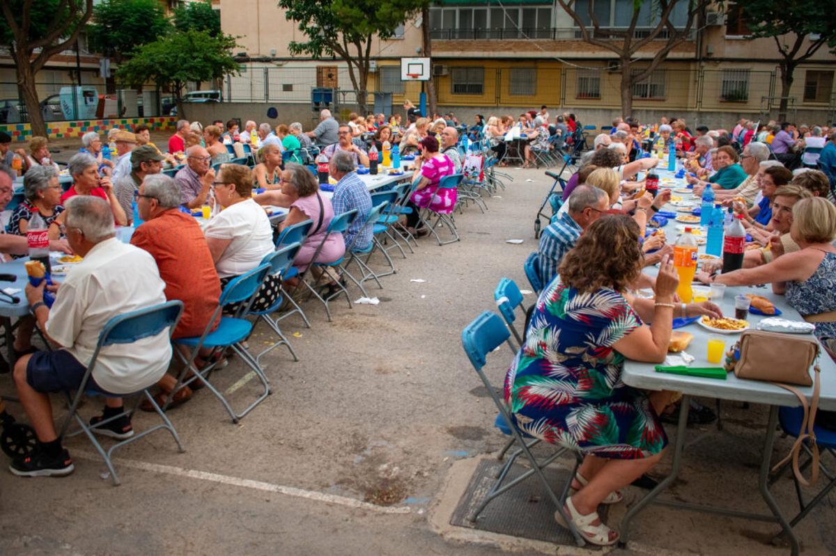 Cena popular durante las fiestas del Barrio Orba de Alfafar.