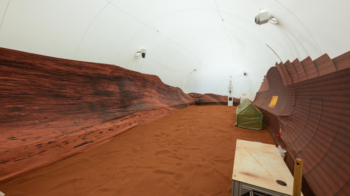 Entorno simulado de Marte junto a la casa donde vivirán durante un año cuatro astronautas.