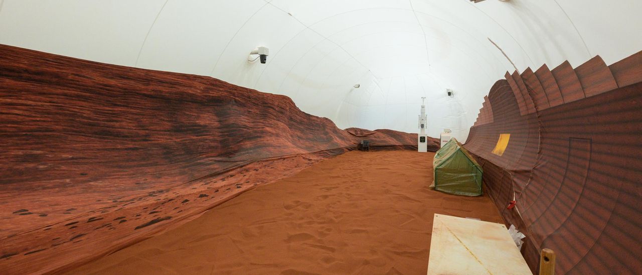 Entorno simulado de Marte junto a la casa donde vivirán durante un año cuatro astronautas.