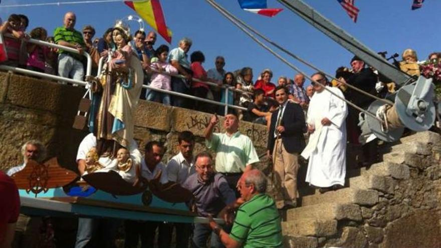 Cientos de personas asisten a la procesión marítima de Sada