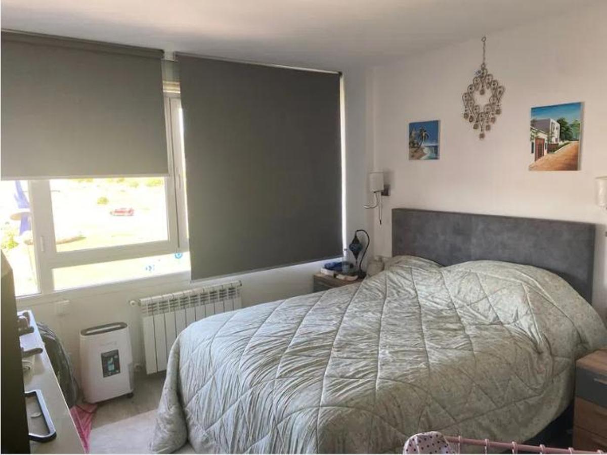 Una de las habitaciones del piso, con ventana exterior