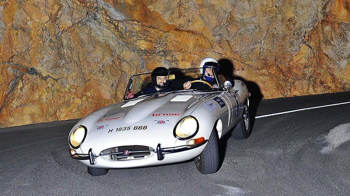 Los hermanos Luis y Miguel Nigorra, en pleno tramo con su Jaguar XKE de 1963.