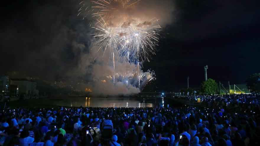 La noche de Bouzas se ilumina de color con la tirada de sus fuegos