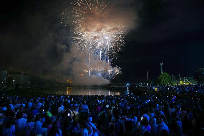 La noche de Bouzas se ilumina de color con la tirada de sus fuegos