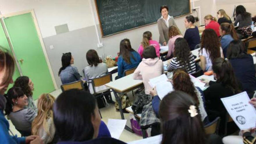 Alumnas de la Facultad de Educación abarrotaban ayer la habitual clase de Infantil, una de las aulas con que cuenta el centro.