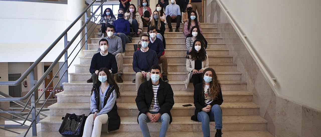 Alumnos de la Clínica Jurídica, sentados,  y responsables de la Facultad de Derecho, de pie, ayer en las escaleras de la biblioteca del campus del Cristo. | Bernabé Valle