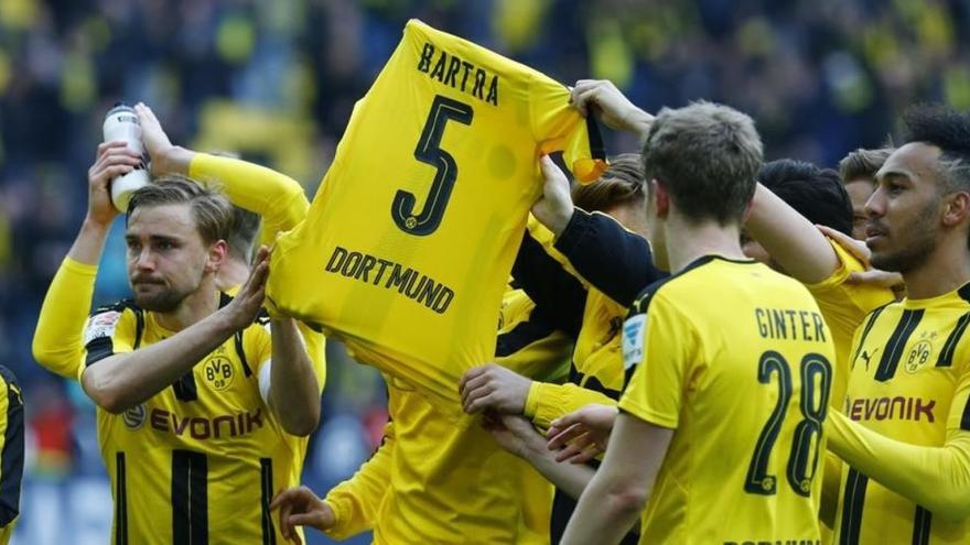 El Dortmund gana y Bartra sale del hospital