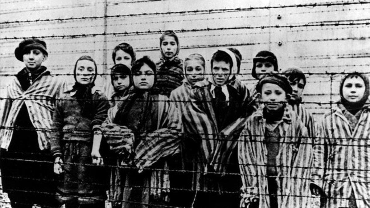 Niños prisioneros en Auschwitz justo después de la liberación del campo por los aliados