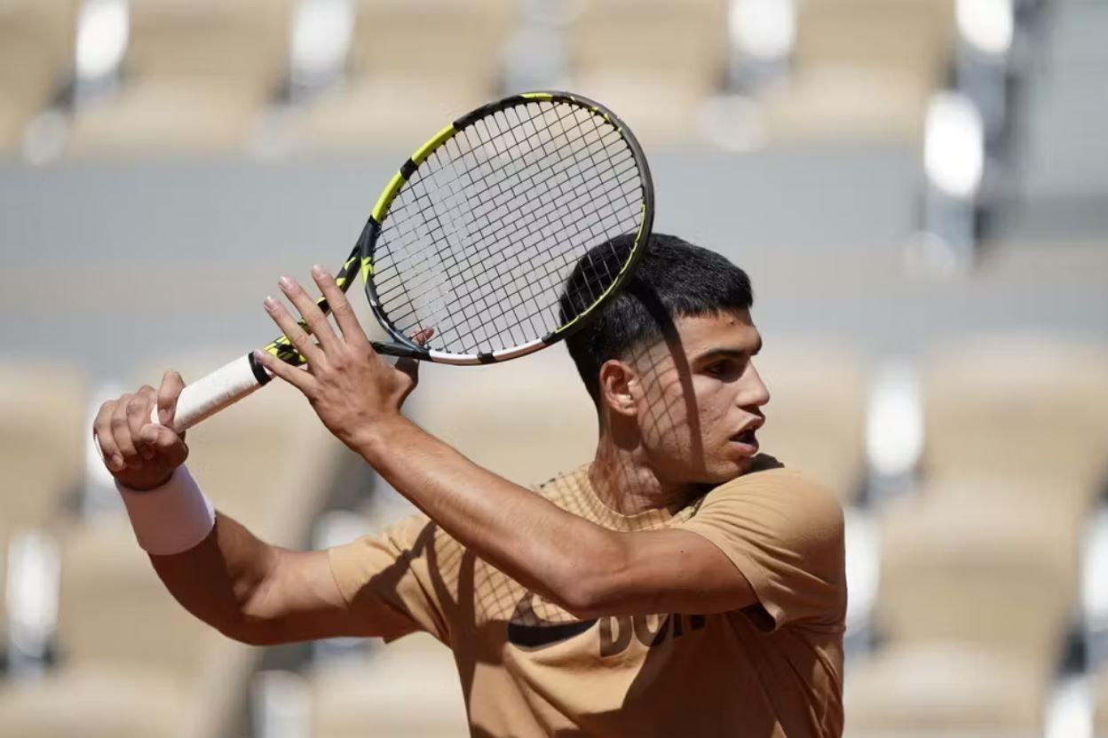 Alcaraz entrena en la Philippe Chatrier de Roland Garros.
