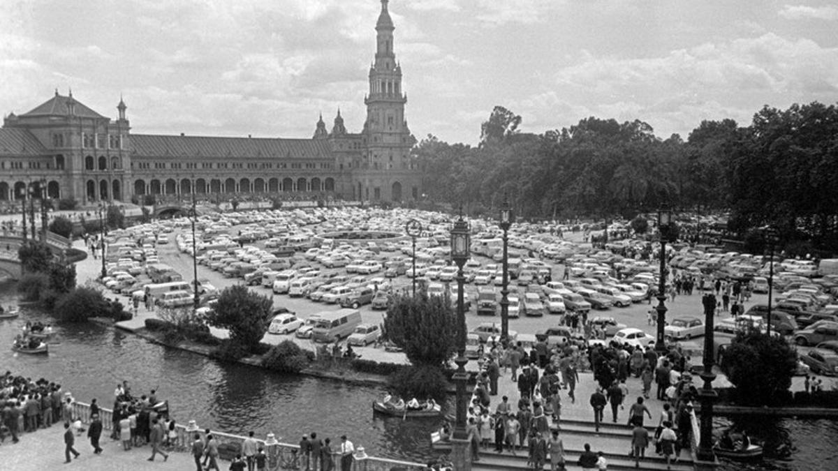 Plaza de España con coches aparcados en el año 1968