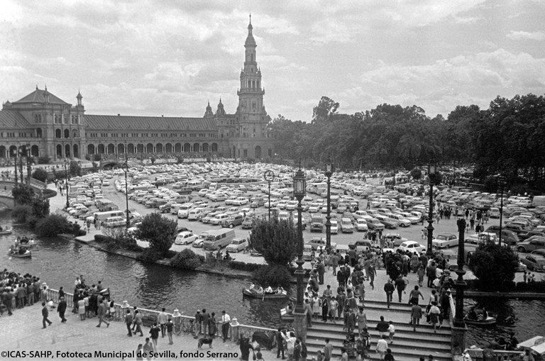 Plaza de España con coches aparcados. 1968