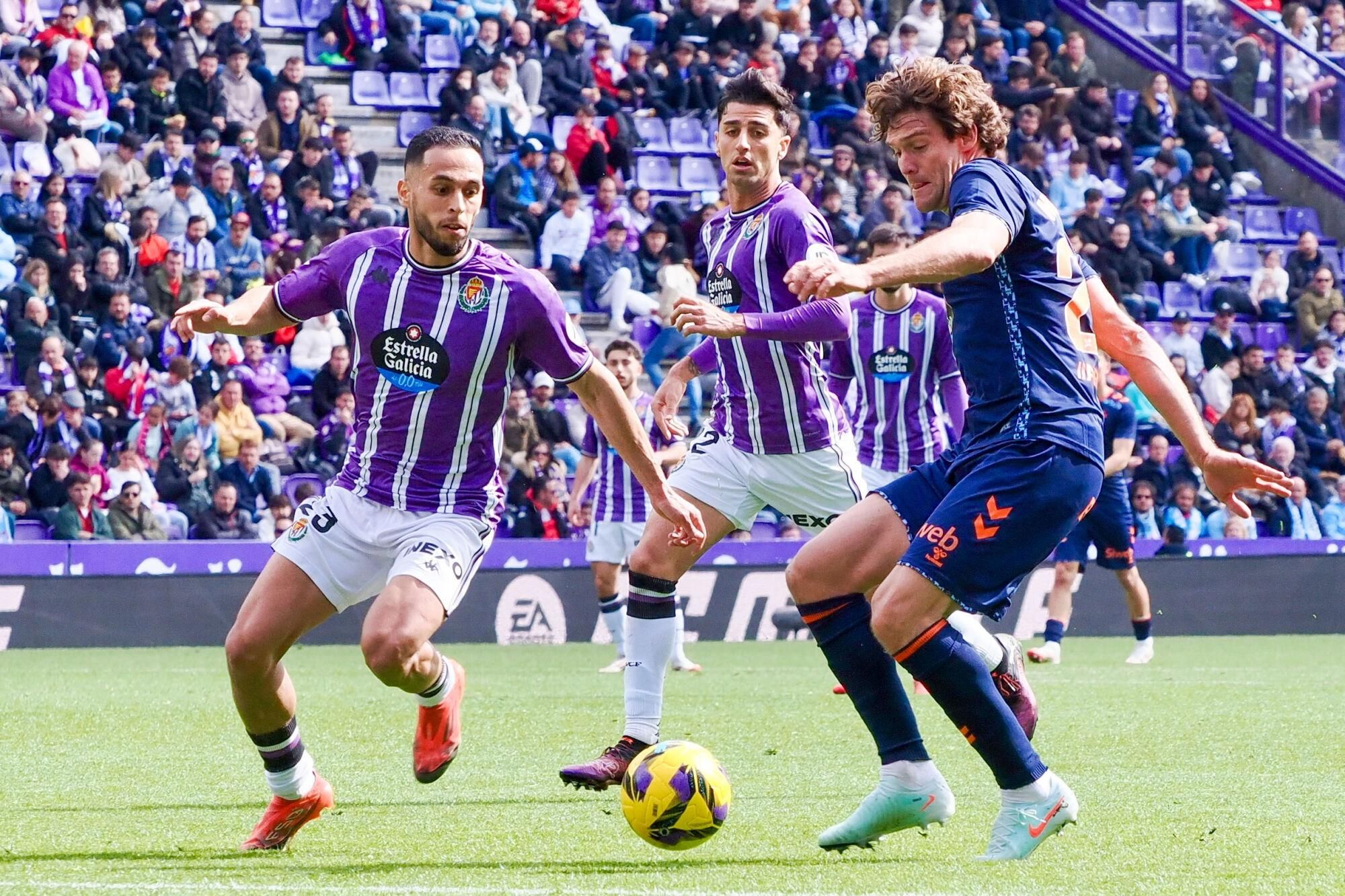 VALLADOLID, 15/03/2025.- El defensa del Celta de Vigo Marcos Alonso (d) controla el balón ante Anuar, del Valladolid, durante el partido de Primera División disputado en el estadio José Zorrilla este sábado. EFE/R.García