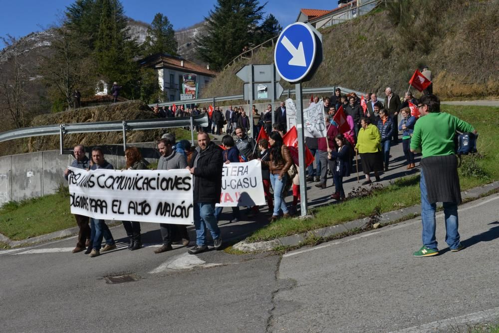 Marcha y corte de carretera en Campo de Caso para reclamar el arreglo de la carretera del puerto de Tarna