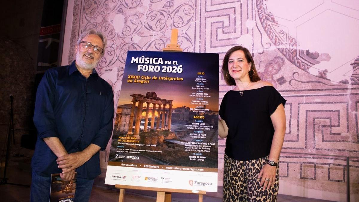El pianista Rubén Lorenzo y Sara Fernández, este miércoles, en el Foro Romano de Zaragoza.