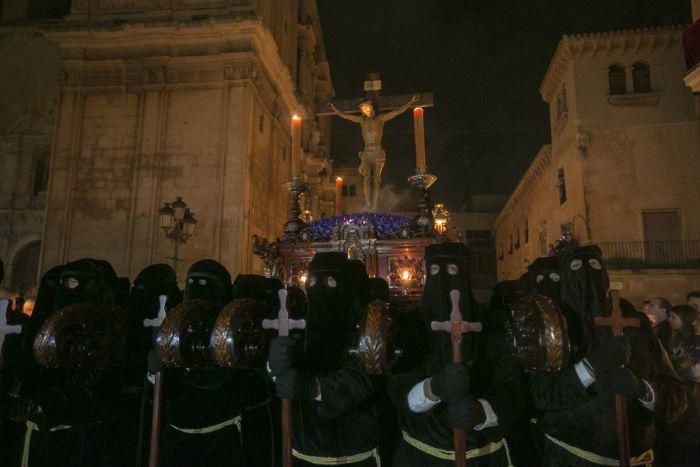 Miles de personas salen a la calle para ver procesionar a seis cofradías