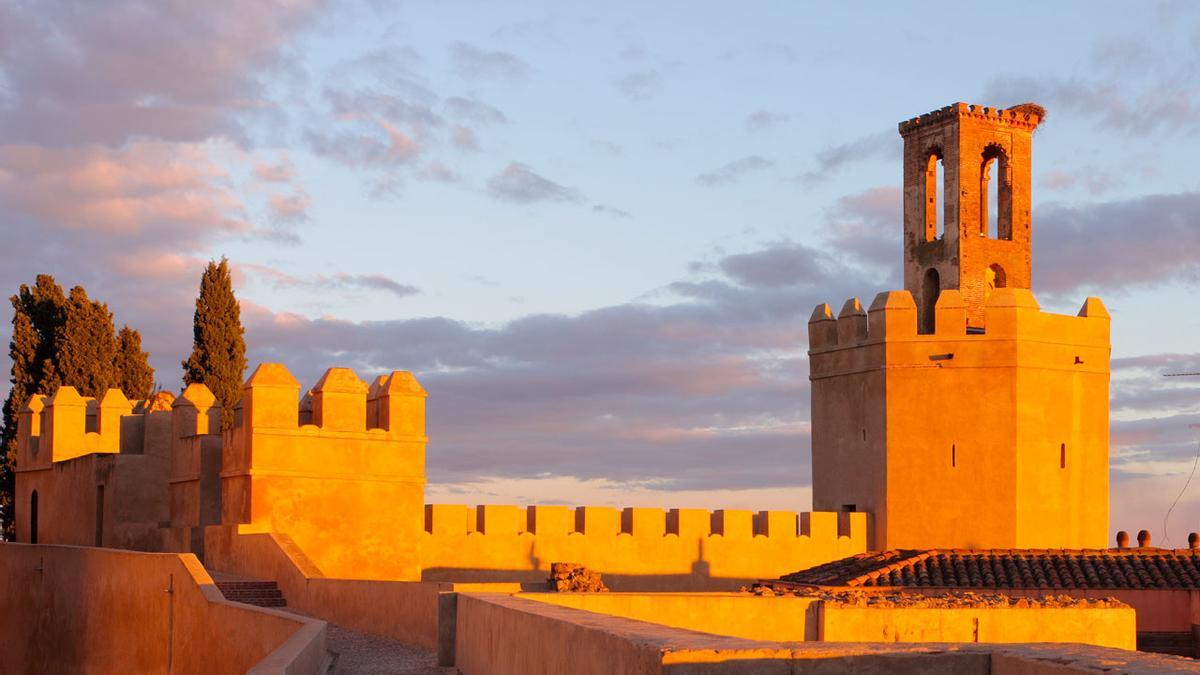 La Alcazaba Árabe corona el sistema de muralla abaluartada de la ciudad y la de mayor extensión en España