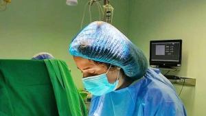 La cirujana libanesa Murielle el Feghaly operando durante su residencia en un hospital de Beirut.