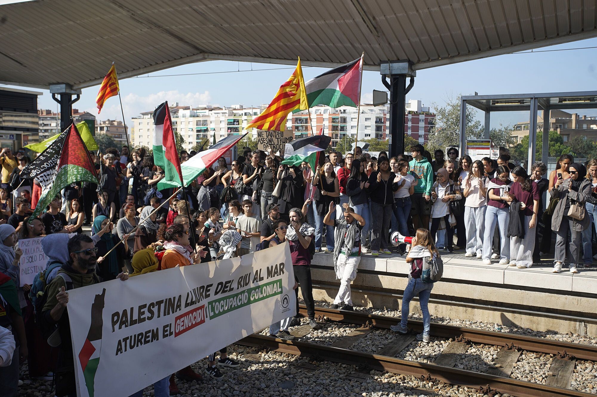 Girona estació tren convencional vies tallades manifestació propalestina intersindical