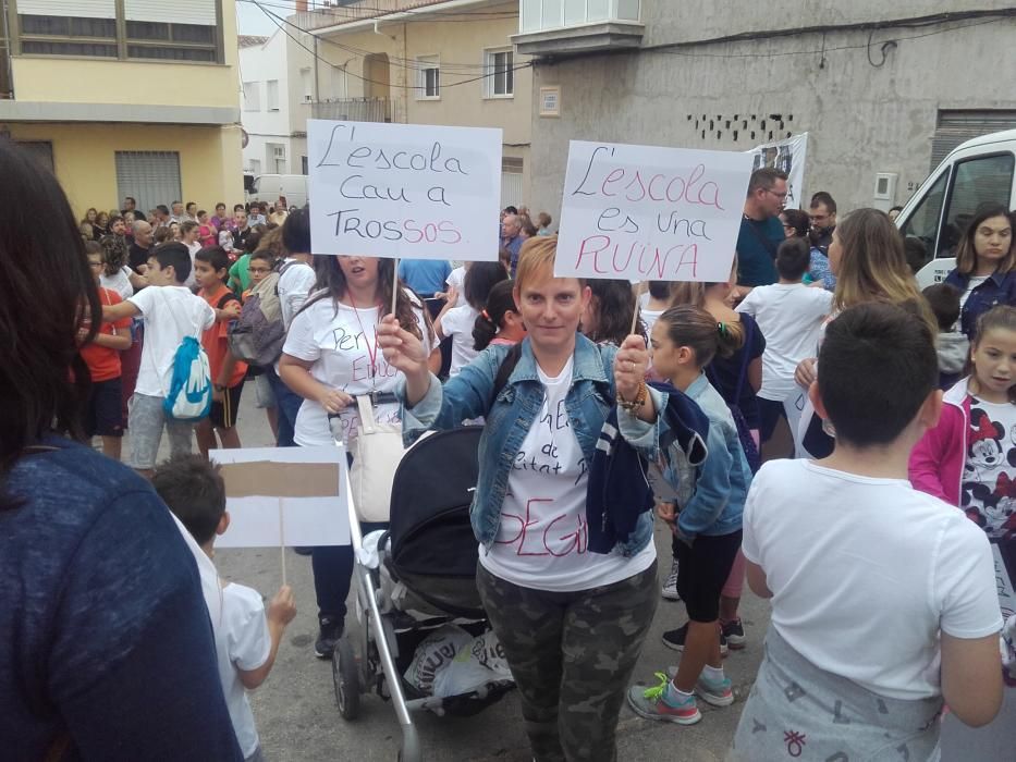 Protesta por el mal estado del colegio de la Font d'en Carròs