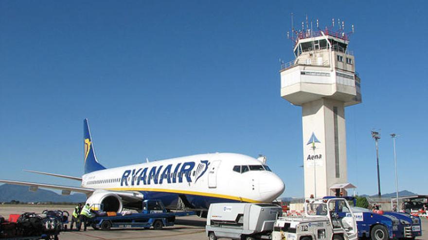Un avió de Ryanair a les instal·lacions de l&#039;aeroport de Girona, en una imatge d&#039;arxiu.