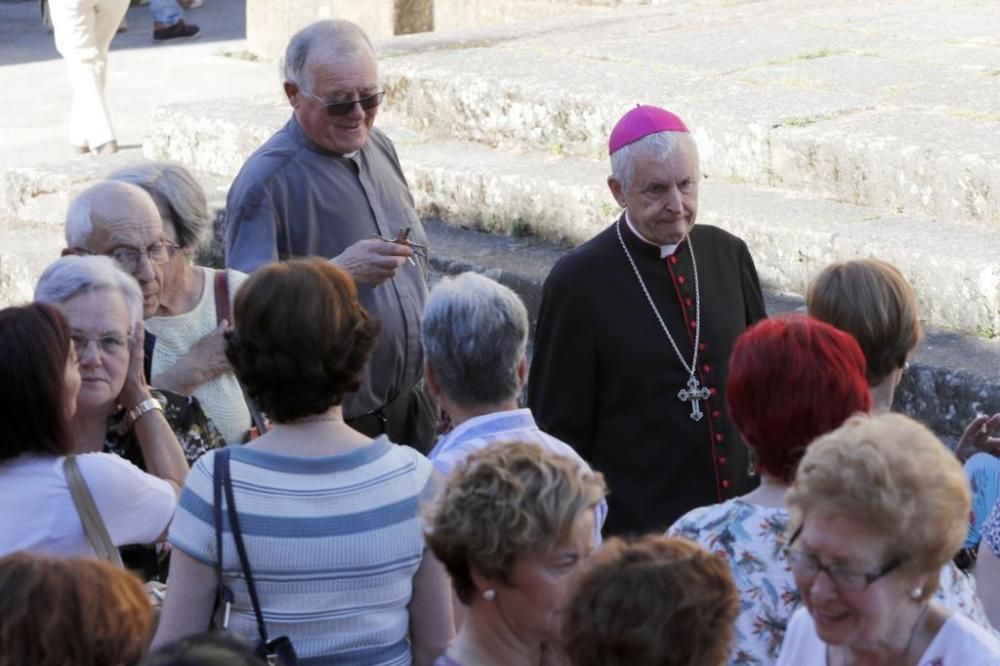 Redondela se vuelca y arropa a las familias de las víctimas de la AP-9