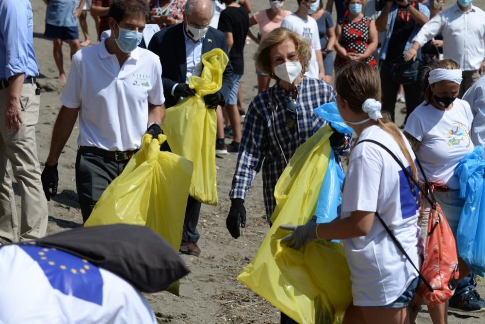 La Reina Sofía participa en una recogida de residuos en una playa de Rincón