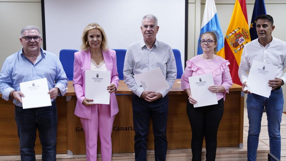 Representantes sindicales y de la Consejería de Educación tras la firma del acuerdo.