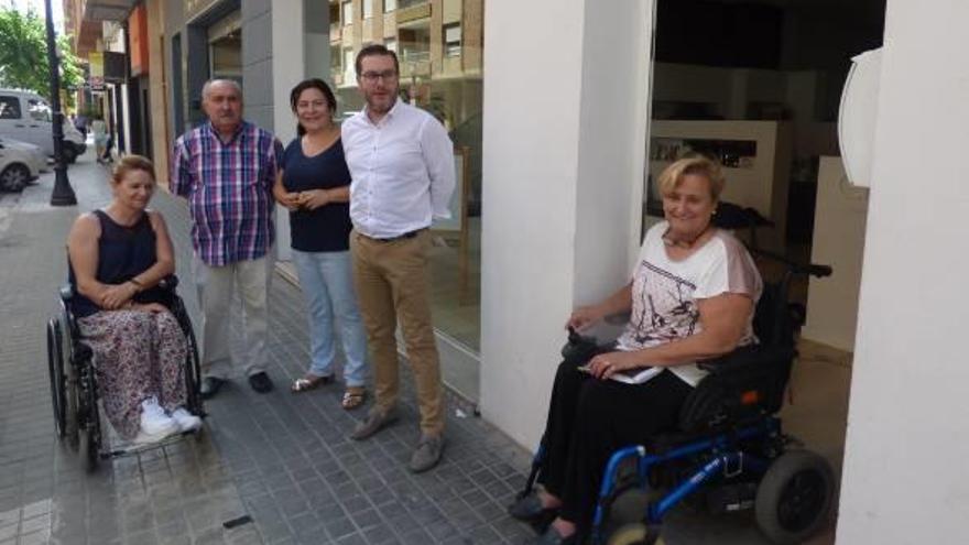 El regidor, con representantes de las asociaciones, en una zona comercial de Ontinyent.