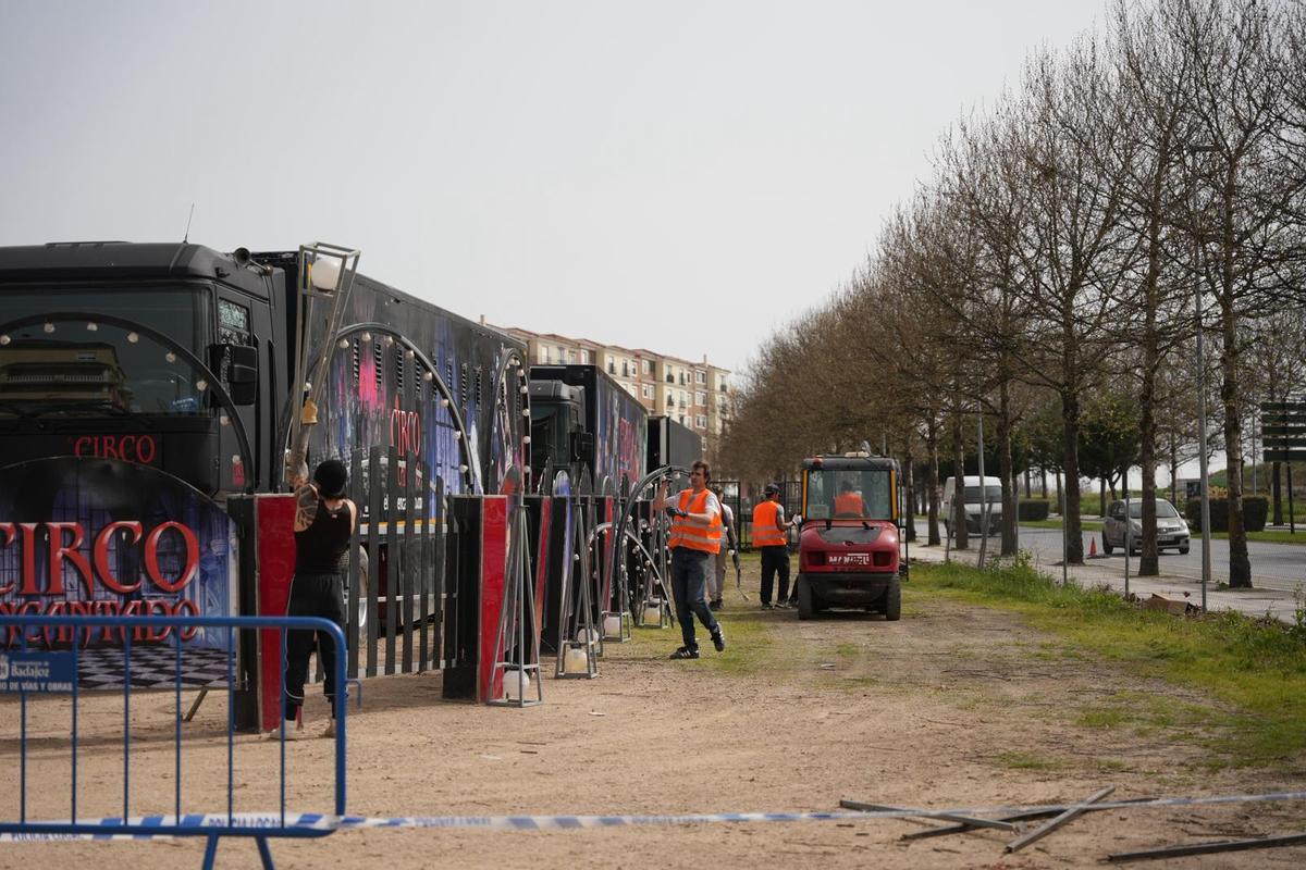 Los trabajadores del Circo Encantado lo instalan en el Cerro del Viento de Badajoz.
