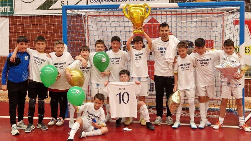 El conjunto Automóviles Jáñez, del Atlético Benavente, celebra su título como campeón de Zamora. | CEDIDA