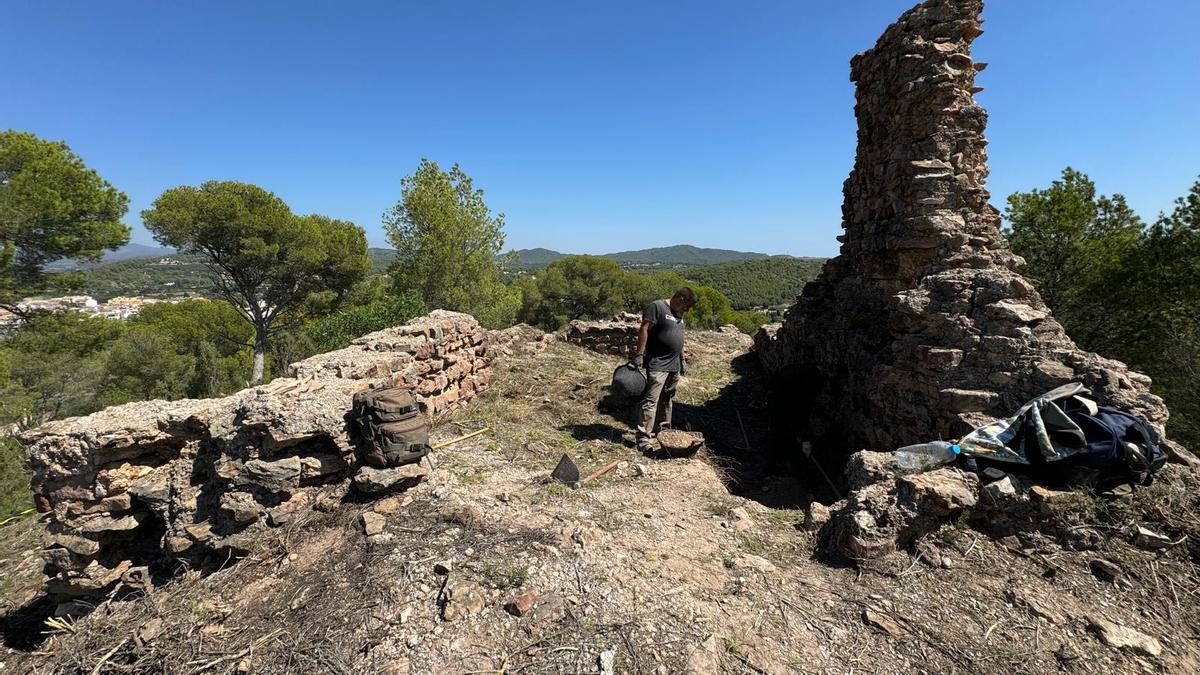 Un operario, en plenas excavaciones.