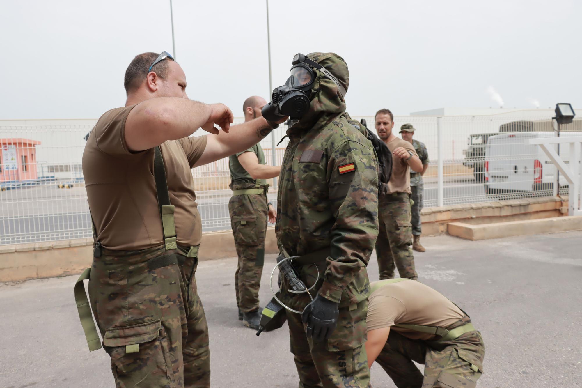 El Ejército simula un ataque químico en una fábrica de Onda